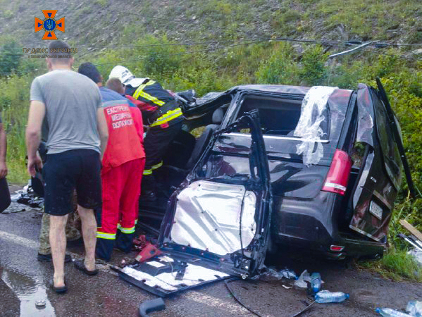 Чоловіка затисло в автівці: на Мукачівщині трапилася автотроща за участю вантажівки та легковиків