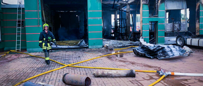 Вогонь гасили 12 рятувальників: у Тячеві спалахнула пожежа на площі 320 кв.м