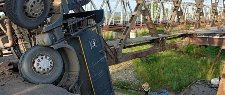 Залучені всі екстренні служби: офіційно про обвал мостової переправи на Закарпатті