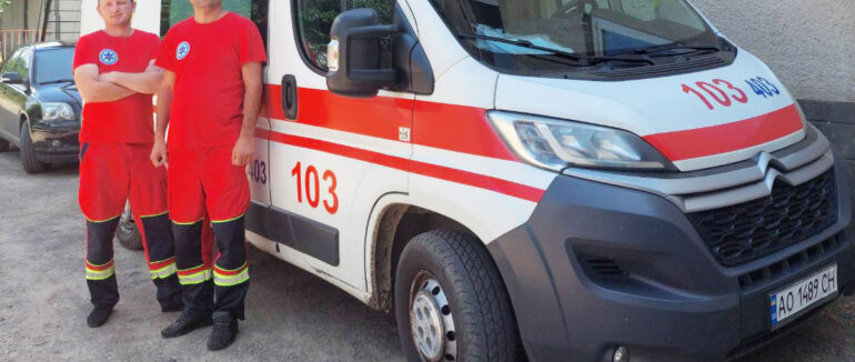 Родила у машині: в Ужгороді фельдшер “швидкої” прийняв екстремальні пологи