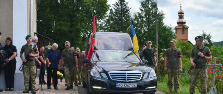 На Закарпатті попрощалися з полеглим за Україну парамедиком Володимиром Вудмаскою
