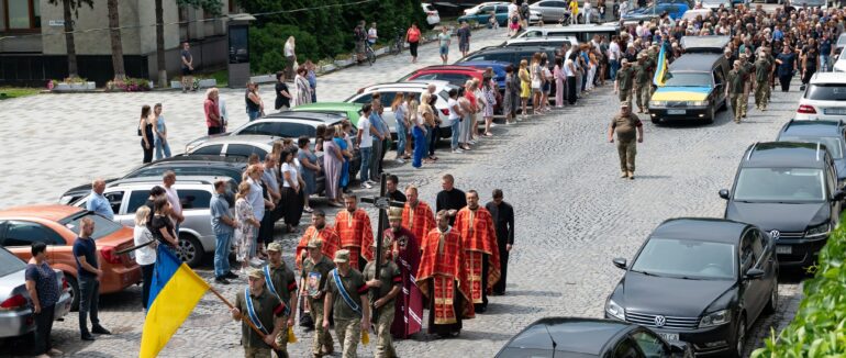 В Ужгороді попрощалися з ще одним Героєм – старшим сержантом Олександром Дюриком