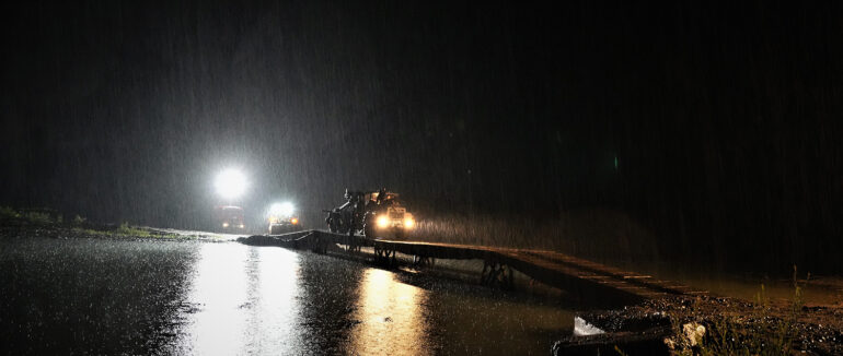 Встановили 4 секції: за ніч через річку Тересва облаштували тимчасову переправу