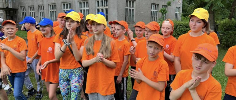 На Закарпатті урочисто відкрилася перша цьогорічна табірна зміна міжнародного дитячого центру «Артек»