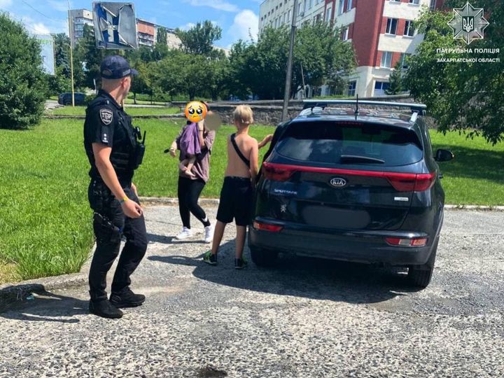 Дитині стало зле: ужгородські патрульні допомогли матері терміново доїхати до лікарні