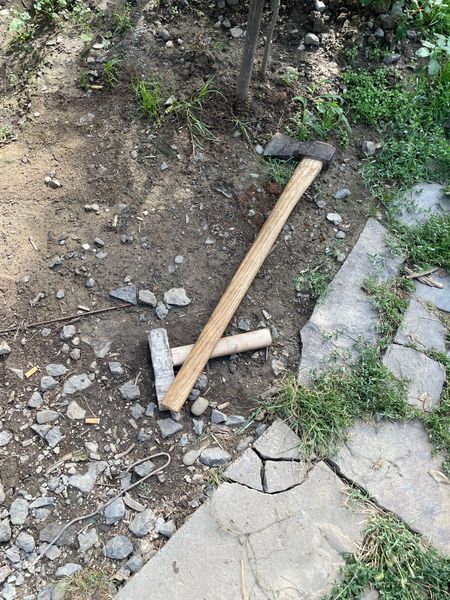 Кидався на людей із сокирою: поліцейські охорони Закарпаття затримали агресивного чоловіка