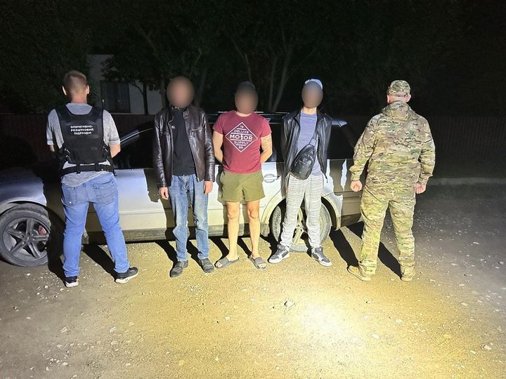 Порушників затримали: троє чоловіків призовного віку намагалися перетнути кордон України