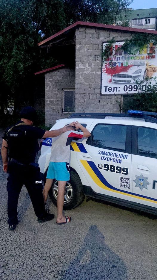 Нецензурно лаявся в бік оточуючих: поліцейські охорони Закарпаття затримали чоловіка