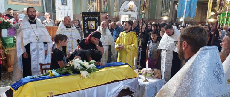 Виноградівська громада провела в останню дорогу полеглого захисника Михайла Добоша (ФОТО)