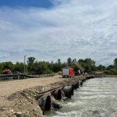 Тимчасова переправа через річку Тересва: у тестовому режимі запустили рух автомобілів