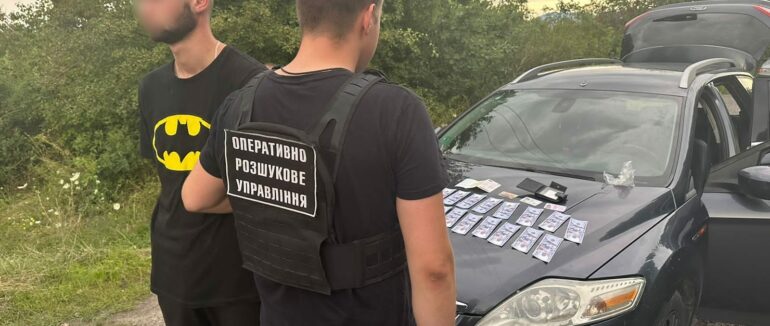 Закарпатець переправляв “ухилянтів” через кордон: його затримали при отриманні коштів
