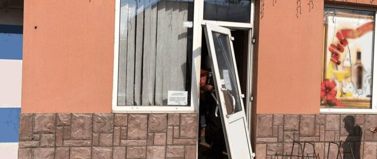 Погрожував ножем: на Закарпатті у барі затримали чоловіка