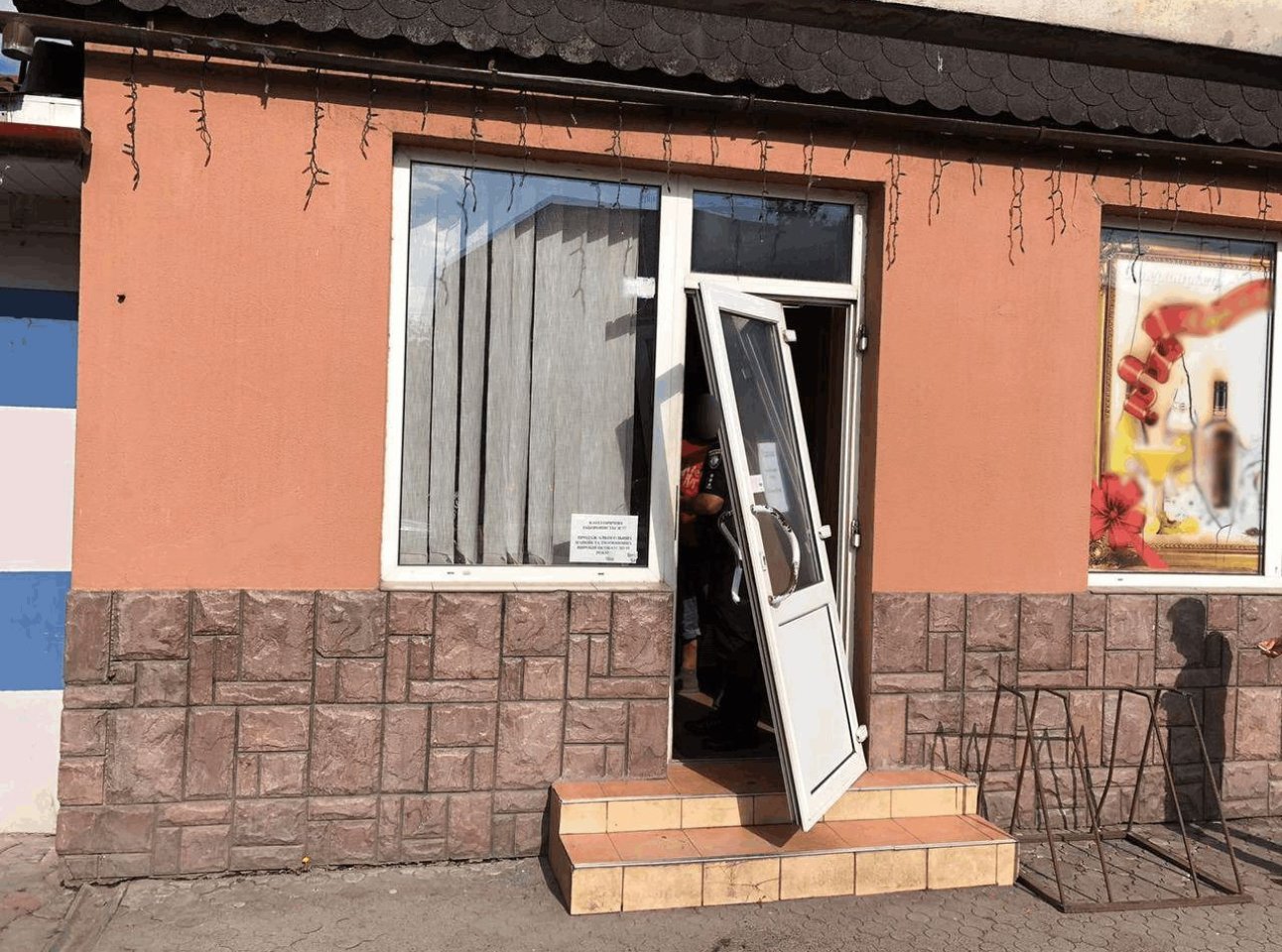 Погрожував ножем: на Закарпатті у барі затримали чоловіка