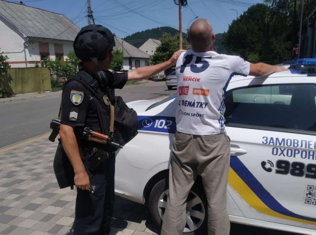 У ювелірному магазині у Сваляві правоохоронці затримали чоловіка: що відомо