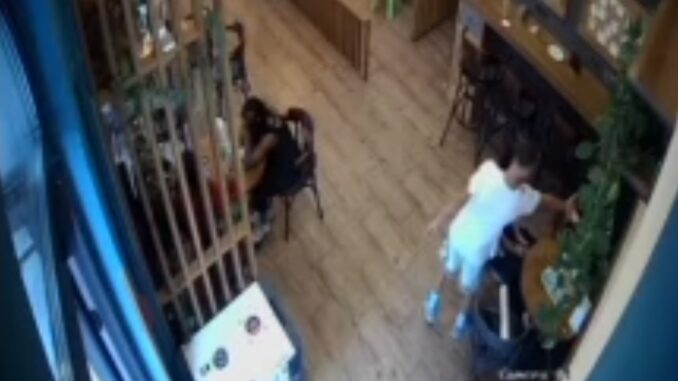 В Ужгороді у кафе малолітні хлопці розпилили сльозогінний газ в обличчя дівчат (ВІДЕО)