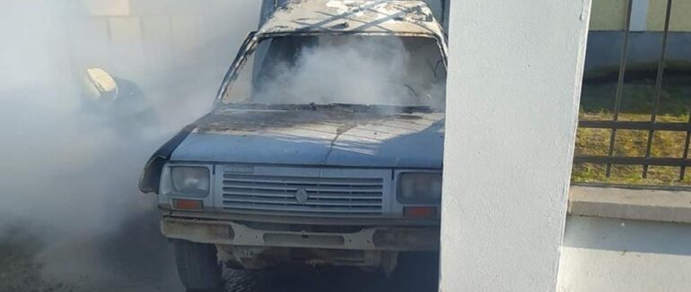 У Виноградові вогонь знищив припаркований автомобіль