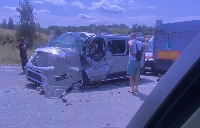 ДТП на серпантині: на Мукачівщині мікроавтобус зіткнувся з вантажівкою (ВІДЕО)