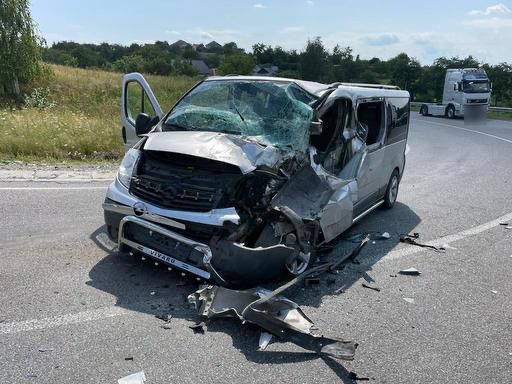 Травмовано пʼятьох неповнолітніх дівчат та водій мікроавтобуса: подробиці ДТП на Мукачівщині