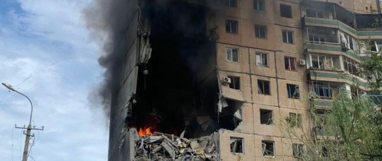 Постраждало більше 30-ти осіб: що відомо про ракетний удар у Кривому Розі (ФОТО, ВІДЕО)