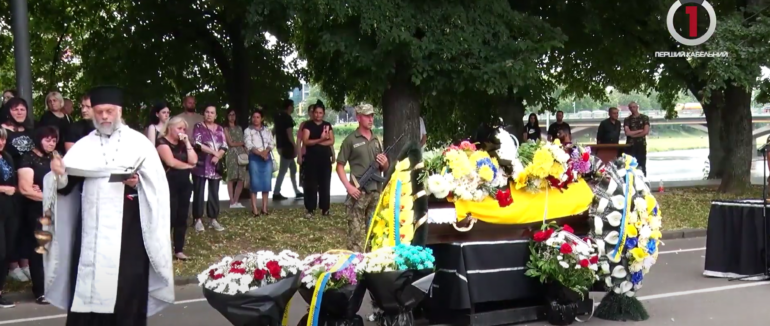 Віддали останню шану: в Ужгороді попрощалися із загиблим захисником Юрієм Сакуличем (ВІДЕО)
