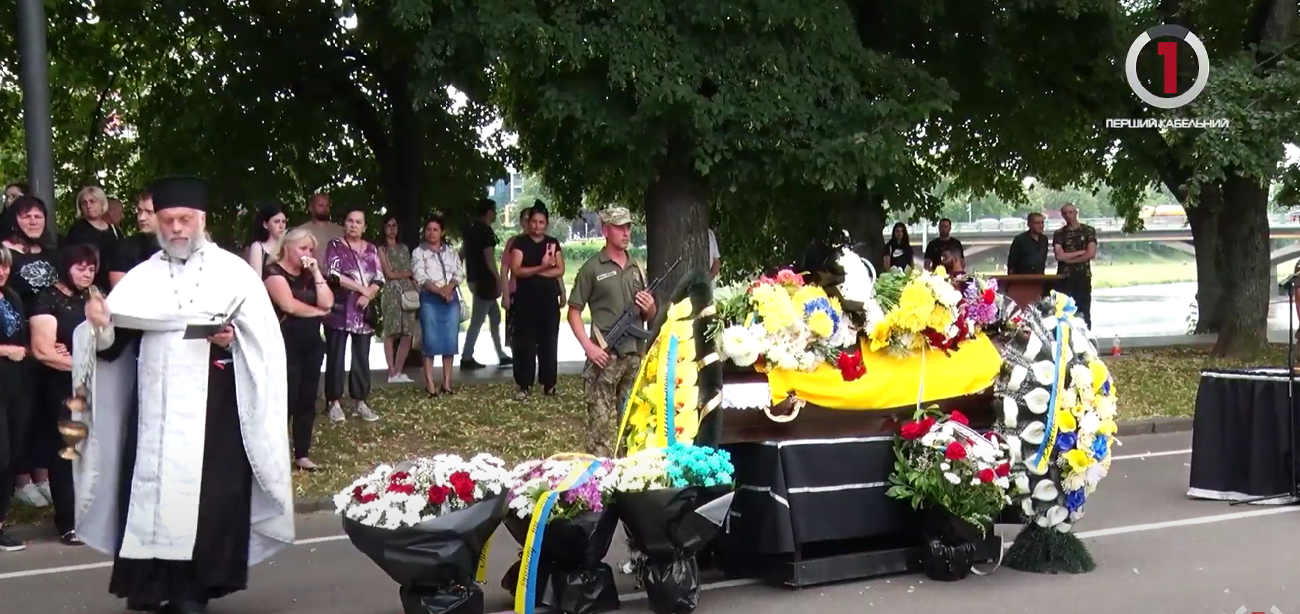 Віддали останню шану: в Ужгороді попрощалися із загиблим захисником Юрієм Сакуличем (ВІДЕО)