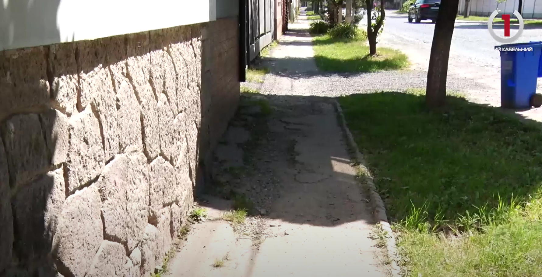 Місто зі зруйнованими тротуарами: в Мукачеві чимало пішохідних артерій потребують ремонту (ВІДЕО)
