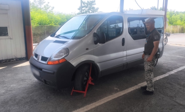 На Закарпатті прикордонники виявили автомобіль, який був вкрадений у Лівані ще 17 років тому