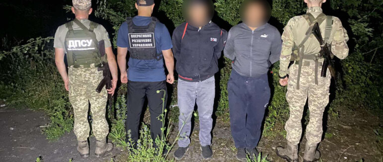 На Закарпатті поблизу кордону зупинили ухилянтів з переправником