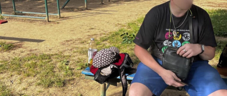 Побачив поліцейських та кинув на землю: в Ужгороді затримали чоловіка з наркотиками