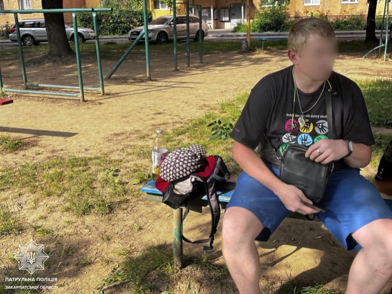 Побачив поліцейських та кинув на землю: в Ужгороді затримали чоловіка з наркотиками