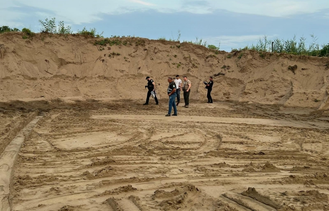 Закарпатець незаконно накопав з Тиси піску на 10 млн