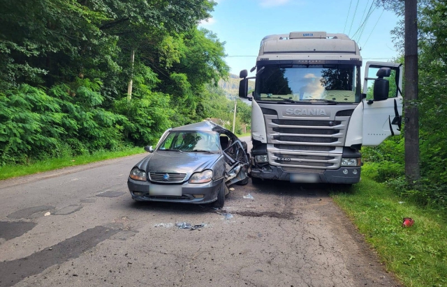 Загибель жінки на дорозі: вантажівка зіткнулася з легковиком (ФОТО)