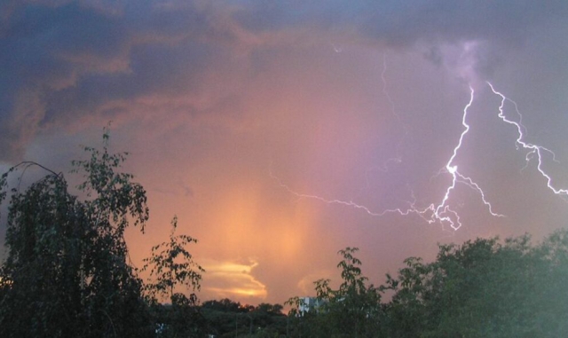 Синоптики попереджають: на Закарпаття знову сунеться гроза