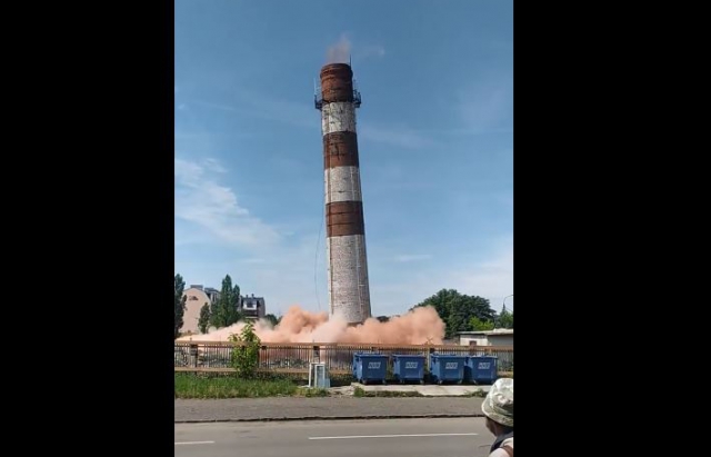 З’явилось відео, як в Ужгороді підірвали стару трубу котельні (ВІДЕО)