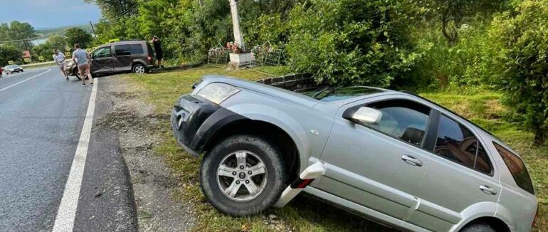 На Мукачівщині автомобіль “КІА” на швидкості в’їхав у автівку “Volkswagen”