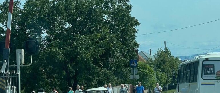 У Мукачеві рейсовий автобус зіштовхнувся з ВАЗОМ: рух ускладнено