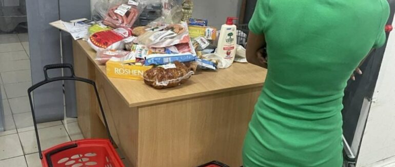 Накрала товару на майже 6 500 грн: в Ужгороді у гіпермаркеті затримали жінку