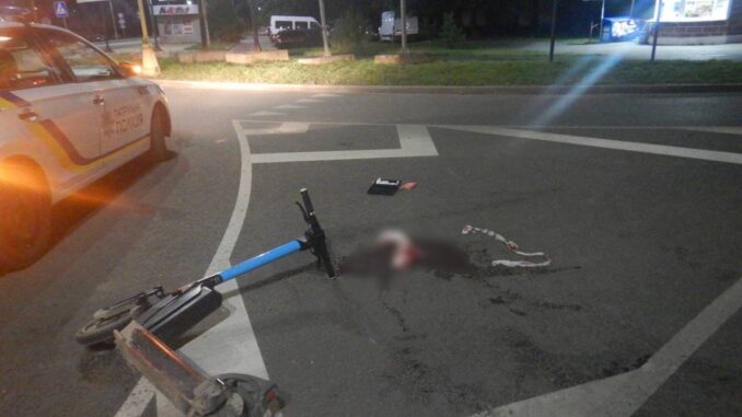 Подробиці нічного ДТП за участю автомобіля та електросамокату в Ужгороді (ВІДЕО)