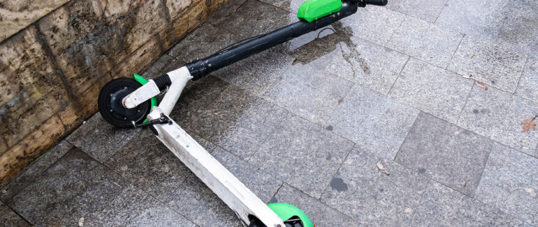 В Ужгороді патрульні допомогли жінці, яка травмувалась, упавши з електросамоката