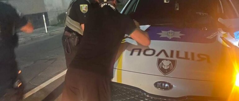 Мукачівські патрульні виявили чоловіка, який мав з собою наркотики