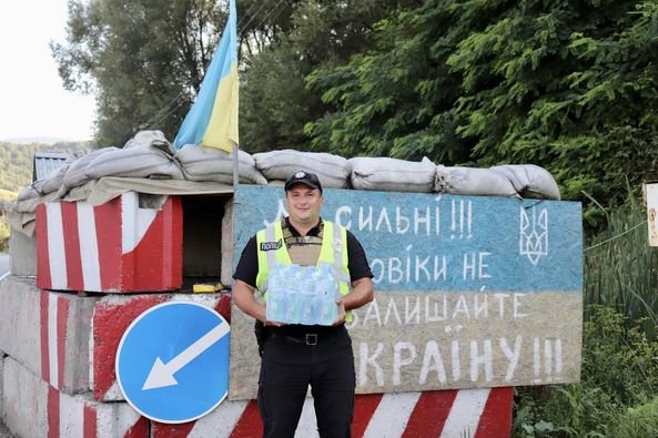 На блок-постах, що розташовані на в’їздах до Закарпаття, поліція розгорнула пункти видачі питної води