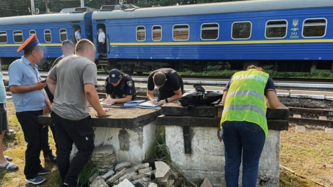 Була в навушниках: потяг “Ясіня — Харків” збив 16-річну дівчину