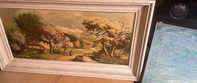 У багажнику авто закарпатця прикордонники  виявили незадекларовані твори живопису