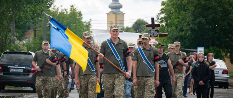 В останню путь: в Ужгороді попрощалися з полеглим на війні Василем Балогом