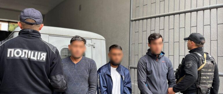 На Ужгородщині група зловмисників увірвалися до чужого будинку та побили палками чоловіка і жінку