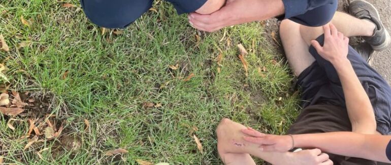 Чоловіки вигукнули: “людині погано”: в Ужгороді посеред вулиці стало погано місцевому