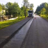 Дорожники відновлюють покриття та ліквідовують ямковість у кількох районах Закарпаття