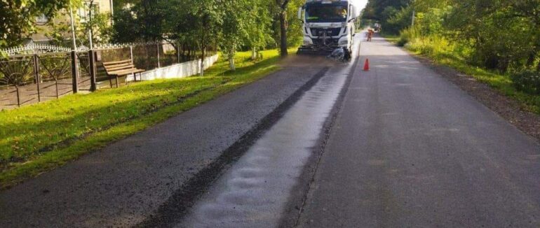Дорожники відновлюють покриття та ліквідовують ямковість у кількох районах Закарпаття