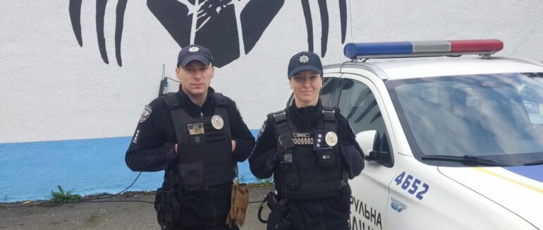 В Ужгороді патрульні допомогли літній травмованій жінці