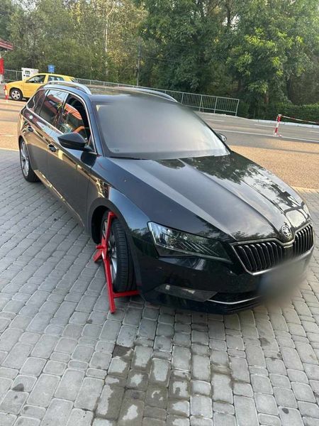 Незаконне ввезення службового авто в Україну: на Закарпатті викрили порушника